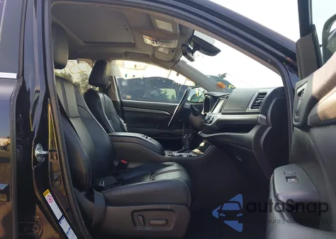 2018 Toyota Highlander Se z USA, uszkodzony, nr VIN 5TDJZRFH7JS868717